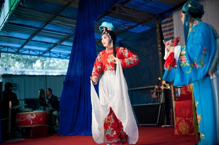 CHENGDU, CHINA-MARCH 12: unknown actors in the performing for the Sichuan opera on March 12, 2011,  Chengdu, it is a Chinese folk tradition that originated in China around 1700.のeditorial素材