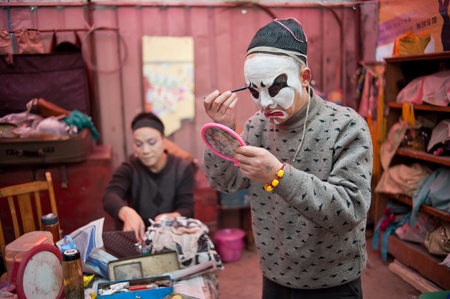 CHENGDU, CHINA-MARCH 27: Unnamed actor in the performance for the Sichuan opera on March 27, 2011,  Chengdu, it is a Chinese folk tradition that originated in China around 1700.のeditorial素材