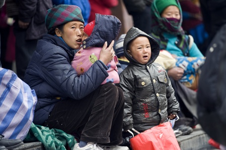 CHENGDU -JANUARY 29:Unknown mother and children in the waiting to board a train, the year before the lunar New Year, the train transportation toll to 300000 peopleï¼ Chengdu, China, January 29, 2011のeditorial素材