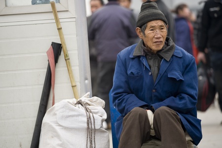 CHENGDU, CHINA -JANUARY 29: The unnamed man to leave the city to go home, Chengdu, January 29, 2011, Chinese New Year, the Chengdu Railway daily delivery of 200 000 peopleのeditorial素材