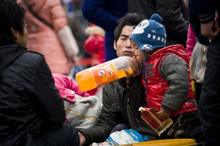 CHENGDU, CHINA-JANUARY 29: the nameless men and children to leave the city to go home, Chengdu, January 29, 2011, Chinese New Year, the Chengdu Railway daily delivery of 200 000 peopleのeditorial素材