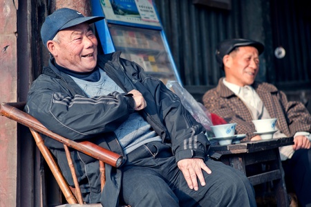 CHENGDU-JANUARY 24, 2010: The unnamed elderly in an old teahouse tea, this tea house will be removed and relocated due to urban renewal, the elderly can not come here to drink tea. January 24, 2010, Chengdu, Chinaのeditorial素材