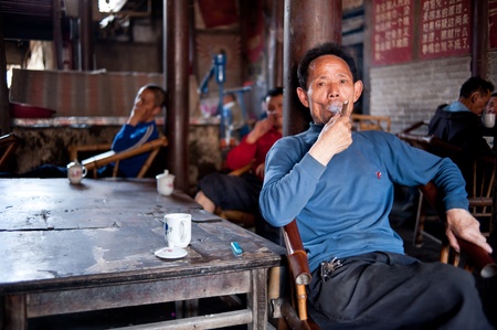 CHENGDU-APRIL 24, 2011: The unnamed elderly in an old teahouse tea, this tea house will be removed and relocated due to urban renewal, the elderly can not come here to drink tea. April 24, 2011, Chengdu, Chinaのeditorial素材