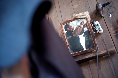 China, sichuan province, peng town-April 24:unknown disability barber barber guests, locals are willing to come here to Barber, April 24, 2011のeditorial素材