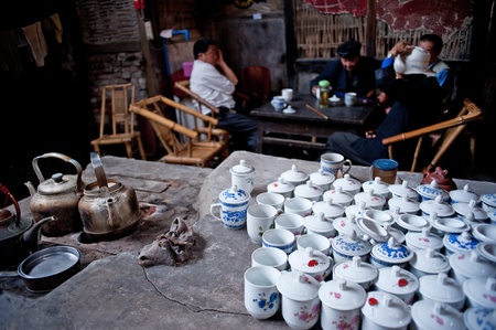 CHENGDU,CHINA-APRIL 24, 2011:The unnamed man in the famous PENG Zhen old teahouse tea, teahouses in Chengdu Shuangliu town 300 years of history, April 24, 2011のeditorial素材