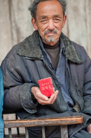 SICHUAN,CHINA-APRIL 4,2010ï¼Veterans Zhao uncle and his barbershop, Zhao uncle retired, opened a barber shop to earn a living. Sichuan, China, 4 April, 2010のeditorial素材