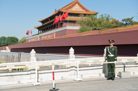 BEIJING,CHINA-April 16,, 2012: Don't know the name of the soldiers in the tiananmen gate before on guard . April 16, 2012 in Beijing's tiananmen square shoot,のeditorial素材