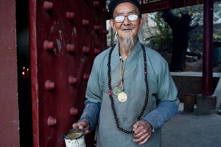 Old priest elderly Chinese templeの写真素材