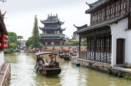 ZHOUZHUANG-AUGUST 19: Tourists make a trip by boat to the village on the water, on August 19,2012, Zhouzhuang, Chinaのeditorial素材