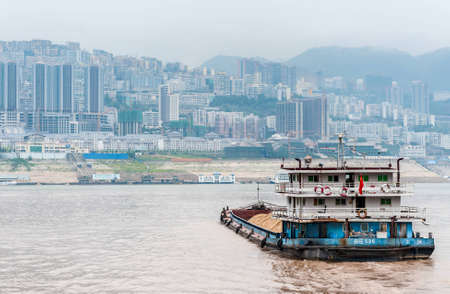 YANGTZE - AUGUST 22: Cargo ship sails on the Yangtze River to the Chinese city, on August 22.2012, Yangtze, Chinaのeditorial素材