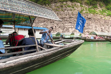 YANGTZE - AUGUST 22: Tourists traveling by canoe on the Yangtze River, on August 22.2012, Yangtze, Chinaのeditorial素材