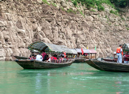 YANGTZE - AUGUST 22: Tourists traveling by canoe on the Yangtze River, on August 22.2012, Yangtze, Chinaのeditorial素材