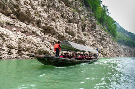 YANGTZE - AUGUST 22: Tourists traveling by canoe on the Yangtze River, on August 22.2012, Yangtze, Chinaのeditorial素材