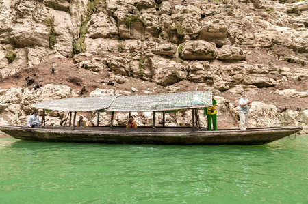 YANGTZE - AUGUST 22: Chinese girls sing in a boat on the Yangtze River, on August 22.2012, Yangtze, Chinaのeditorial素材