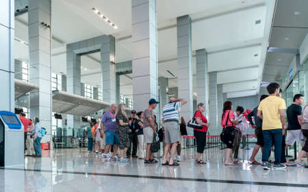 SANDOUPING-AUGUST 21: Tourists stand at the train station in China, on August 21,2012, Sandouping, Chinaのeditorial素材