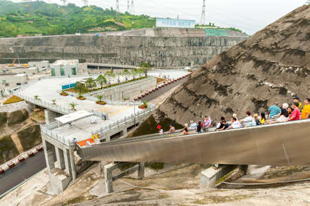 SANDOUPING-AUGUST 21: Tourists walk down the escalator with a viewing platform Three Gorges Dam, on August 21,2012, Sandouping, Chinaのeditorial素材