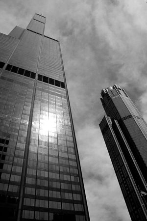 Looking up at Chicago architecture including the Sears Tower.のeditorial素材