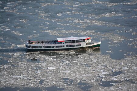 New York City, USA - February 24, 2015 - Tour boat on the East River as record low temperatures continue in the northeast.のeditorial素材
