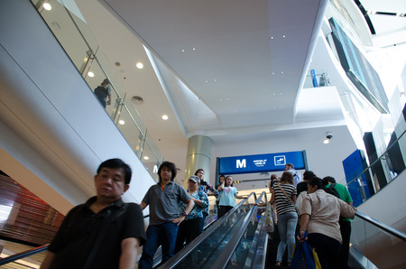 BANGKOK,THAILAND - 3 JULY 2014  People in Terminal 21 ,one of the big shopping mall on 3 July 2014 , Bangkok, Thailandのeditorial素材