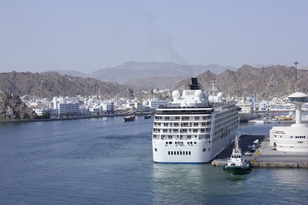 Muscat, Oman - 14 april 2010 -  Cruise arrived at the port of Muscat with touristsのeditorial素材
