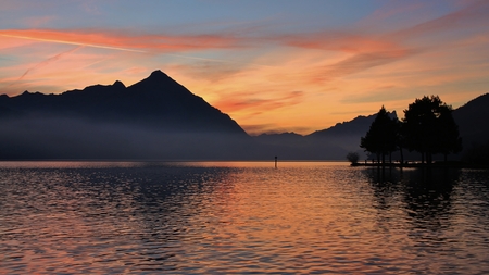 Colorful evening sky over Mt Niesen and lake Thunの写真素材