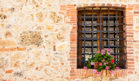 Pienza, Tuscany region, Italy. Old window with flowersの写真素材