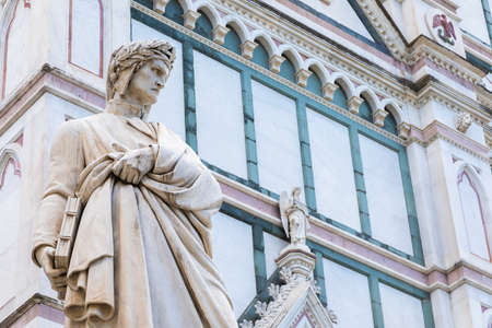 Dante Alighieri statue in Florence, Tuscany region, Italy.のeditorial素材