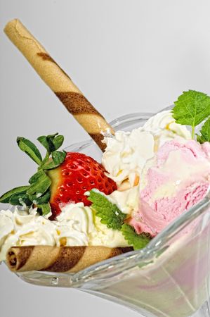 ace cream with fresh strawberry and kiwiの写真素材