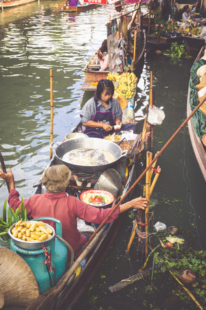 THAILAND DAMNOEN SADUAK - DECEMBER 14,2014 : Damnoen Saduak Floating Market Featuring many small boats laden with colourful fruits, vegetables and Thai cuisineのeditorial素材