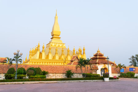 Pha that luang shining in vientiane, laos buddhist templeの写真素材