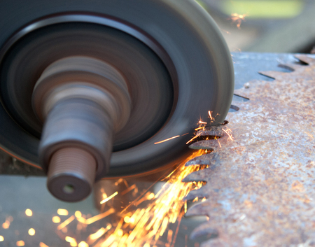 sharpens a circular saw blade