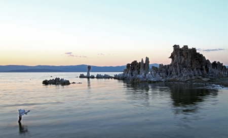 Mono lake at sunset, southern Californiaの写真素材