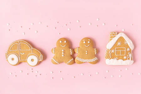 Happy New Year or Christmas card, gingerbread couple - man and woman, house, car and white stars on pink background. Happy family concept Top view. Flat layの写真素材