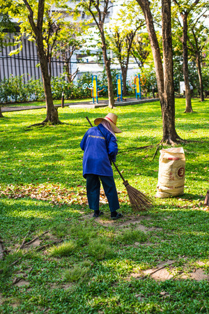 Women caretaker garden at Benjakiti Park in Bangkok, Thailandのeditorial素材