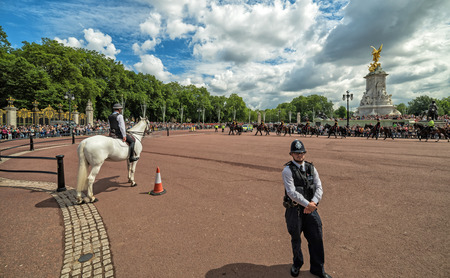 LONDON, UK - 13 JULY, 2016: Guarding policeman before changing the guard ceremony at Buckingham Palace, London, United Kingdom.のeditorial素材