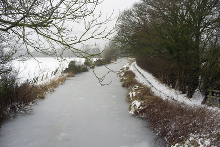 Snowy winter scene at the Basingstoke Canal near Odiham in Hampshireの写真素材