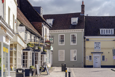 Alrefsord, UK. 20th March 2018. A sunny yet cold day in the town centre of Alresford in Hampshire. Georgian architecture with a mix of commercial and residential buildings populate the streets.のeditorial素材