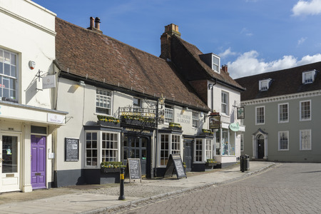 Alrefsord, UK. 20th March 2018. A sunny yet cold day in the town centre of Alresford in Hampshire. Georgian architecture with a mix of commercial and residential buildings populate the streets.のeditorial素材