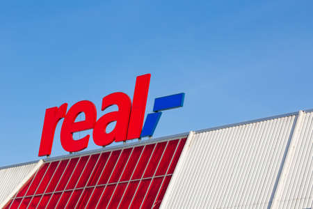 Red lettering Logo from the supermarket chain real group holding gmbh in Dreieich, Germany on 20.02.2021. Horizontalのeditorial素材