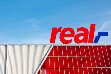 Company logo with red lettering of the supermarket chain real in Dreieich, Hessen, Germany on February 20th, 2021. Horizontalのeditorial素材