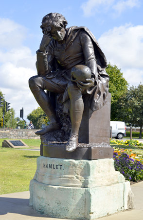 Hamlet statue in Stratford-upon-Avonのeditorial素材