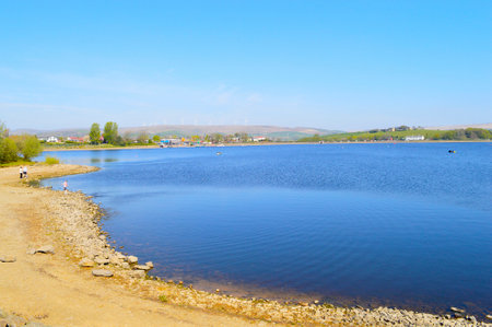 Visitors at Hollingworth Lake in Rochdale in the spring sunshineのeditorial素材