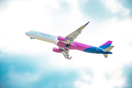 Wizz Air G-WUKL Airbus A321-231 lift-offのeditorial素材