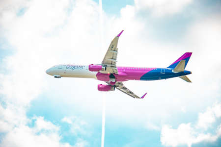 Wizz Air G-WUKL Airbus A321-231 lift-offのeditorial素材