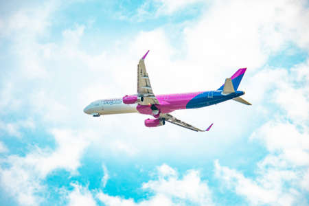 Wizz Air G-WUKL Airbus A321-231 lift-offのeditorial素材