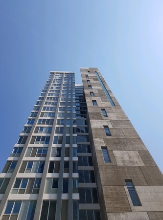 Building in Tel Aviv with blue sky backgroundの素材