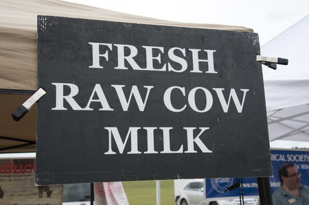 Fresh raw cow milk on sale signのeditorial素材