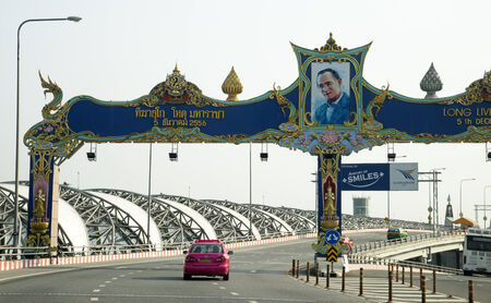 King Bhumibols portrait above airport road at Suvarnabhumi International Airport Bangkok Thailandのeditorial素材