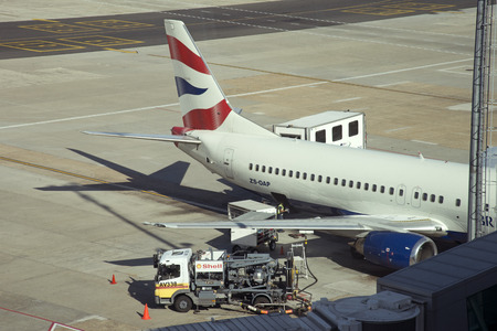 Refuelling a BA passenger jet at Cape Town airportのeditorial素材