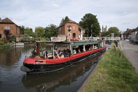 Kennet  Avon Canal at Newbury West Berkshire England UK  Canalboat trip underwayのeditorial素材